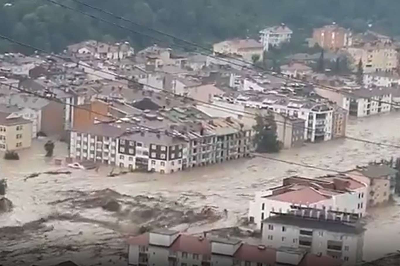 Kastamonu'da HES barajı taştı ilçe sular altında kaldı Kastamonu'da HES barajı taştı ilçe sular altında kaldı